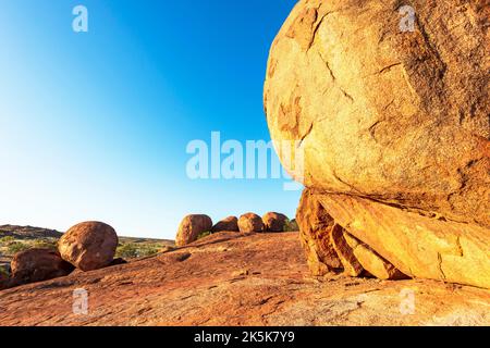 Bloc de granit illuminant au soleil à Devil's Marbles, une destination touristique populaire, territoire du Nord, territoire du Nord, Australie Banque D'Images