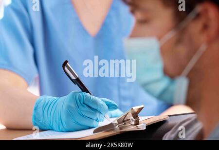 Liste de contrôle, masque covid du patient en consultation avec le médecin pour l'assurance santé, la sécurité et la conformité avec la rédaction du travailleur médical. Infirmière Banque D'Images