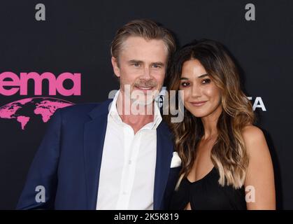 Los Angeles, États-Unis. 8th octobre 2022. Sam Trammel et Emmanuelle Chriqui arrivent au Gala 2022 des prix des médias environnementaux qui s'est tenu au coucher du soleil aux studios de Las Palmas à 8 octobre 2022 Los Angeles, Californie © Janet Gough / AFF-USA.com Credit: AFF/Alamy Live News Banque D'Images