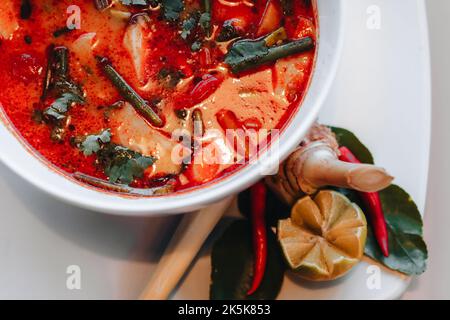 Tom Yum kung soupe thaïlandaise épicée avec citron vert aux crevettes et piment rouge Banque D'Images