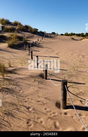 Clôture en corde avec poteaux en bois sur une plage de sable avec dunes à Yyteri, Pori, Finlande Banque D'Images