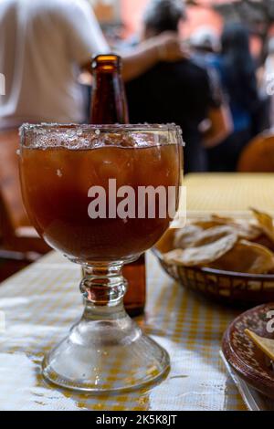 Une vue sur une boisson michelada parmi une variété de Mexicains Banque D'Images