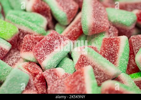 Bonbons gélifiés sous forme de pastèques dans le sucre, macro-shot. Banque D'Images
