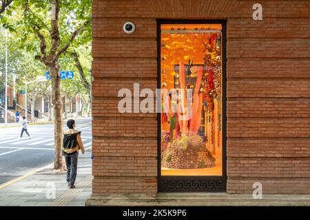 SHANGHAI, CHINE - 9 OCTOBRE 2022 - Une vitrine dans un magasin Hermes à Shanghai, en Chine, le 9 octobre 2022. Banque D'Images