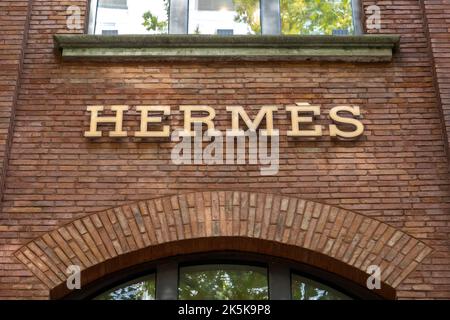 SHANGHAI, CHINE - 9 OCTOBRE 2022 - Une vitrine dans un magasin Hermes à Shanghai, en Chine, le 9 octobre 2022. Banque D'Images