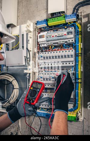 Man, un technicien en électricité travaillant dans un tableau de commutation avec des fusibles. Banque D'Images