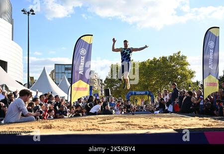 Markus Rehm, athlète allemand handisport, champion paralympique de saut long dans la catégorie F42/44 aux Jeux de 2012 à Londres et aux Jeux de 2016 à Rio de Janeiro, médaillé d'or paralympique dans les 4 x 100 m en 2016, Cinq fois champion du monde dans le long saut et deux fois dans le 4 x 100 m, essayant de battre son record du monde pendant la première journée paralympique, organisée à la place de la Bastille, à Paris, samedi, 8 octobre 2022. Photo de Tomas Stevens/ABACAPRESS.COM Banque D'Images