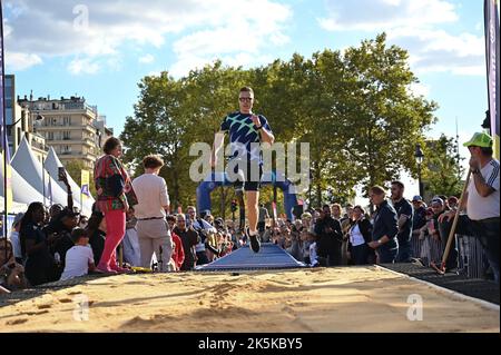 Markus Rehm, athlète allemand handisport, champion paralympique de saut long dans la catégorie F42/44 aux Jeux de 2012 à Londres et aux Jeux de 2016 à Rio de Janeiro, médaillé d'or paralympique dans les 4 x 100 m en 2016, Cinq fois champion du monde dans le long saut et deux fois dans le 4 x 100 m, essayant de battre son record du monde pendant la première journée paralympique, organisée à la place de la Bastille, à Paris, samedi, 8 octobre 2022. Photo de Tomas Stevens/ABACAPRESS.COM Banque D'Images