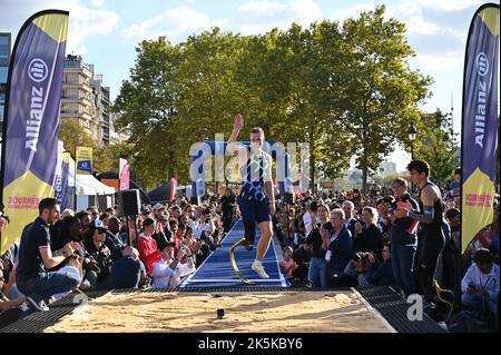 Markus Rehm, athlète allemand handisport, champion paralympique de saut long dans la catégorie F42/44 aux Jeux de 2012 à Londres et aux Jeux de 2016 à Rio de Janeiro, médaillé d'or paralympique dans les 4 x 100 m en 2016, Cinq fois champion du monde dans le long saut et deux fois dans le 4 x 100 m, essayant de battre son record du monde pendant la première journée paralympique, organisée à la place de la Bastille, à Paris, samedi, 8 octobre 2022. Photo de Tomas Stevens/ABACAPRESS.COM Banque D'Images