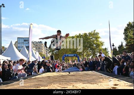 Markus Rehm, athlète allemand handisport, champion paralympique de saut long dans la catégorie F42/44 aux Jeux de 2012 à Londres et aux Jeux de 2016 à Rio de Janeiro, médaillé d'or paralympique dans les 4 x 100 m en 2016, Cinq fois champion du monde dans le long saut et deux fois dans le 4 x 100 m, essayant de battre son record du monde pendant la première journée paralympique, organisée à la place de la Bastille, à Paris, samedi, 8 octobre 2022. Photo de Tomas Stevens/ABACAPRESS.COM Banque D'Images