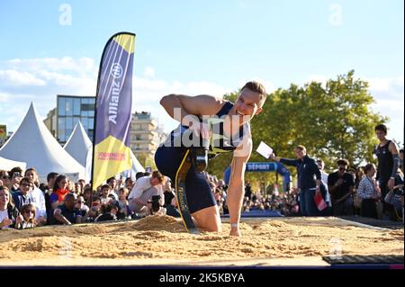 Markus Rehm, athlète allemand handisport, champion paralympique de saut long dans la catégorie F42/44 aux Jeux de 2012 à Londres et aux Jeux de 2016 à Rio de Janeiro, médaillé d'or paralympique dans les 4 x 100 m en 2016, Cinq fois champion du monde dans le long saut et deux fois dans le 4 x 100 m, essayant de battre son record du monde pendant la première journée paralympique, organisée à la place de la Bastille, à Paris, samedi, 8 octobre 2022. Photo de Tomas Stevens/ABACAPRESS.COM Banque D'Images