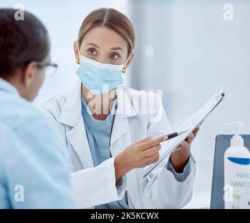 Covid, femme et médecin avec des documents de consultation, de dossiers ou d'aide aux patients à l'hôpital. Femme, médecin masque de santé et de santé, forme pour Banque D'Images