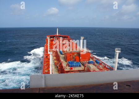 Un navire marchand transportant des produits est en cours de mer, vue du mât Banque D'Images