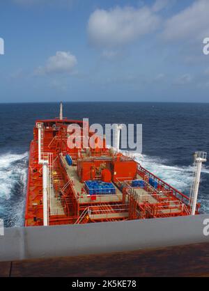 Un navire marchand transportant des produits est en cours de mer, vue du mât Banque D'Images