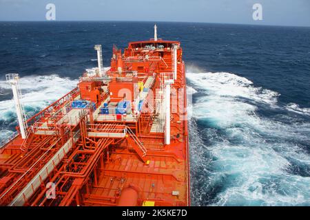 Un navire marchand transportant des produits est en cours de mer, vue du mât Banque D'Images