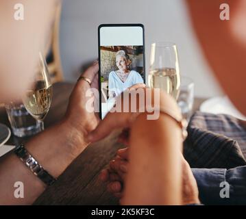 Des souvenirs de téléphone, d'image et de vacances avec un couple expérimenté qui boit du champagne assis à table au restaurant et qui regarde la galerie d'images sur les médias sociaux Banque D'Images
