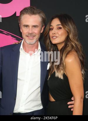 8 octobre 2022 - Los Angeles, Californie - Sam Trammell, Emmanuelle Chriqui. Gala de remise des prix de l'Environmental Media Association aux studios Sunset Las Palmas de Los Angeles. Banque D'Images