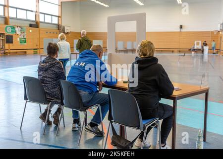 Cottbus, Allemagne. 09th octobre 2022. Les travailleurs électoraux et les électeurs lors de l'élection de deuxième tour du bureau du maire de Cottbus se trouvent dans un bureau de vote dans le district de Sachsendorf. Lors de l'élection principale dans la deuxième plus grande ville de Brandebourg, le candidat du SPD Schick a remporté 31,8 pour cent des voix le 11 septembre, tandis que le candidat de l'AfD Schieske a reçu 26,4 pour cent. Credit: Frank Hammerschmidt/dpa/Alay Live News Banque D'Images