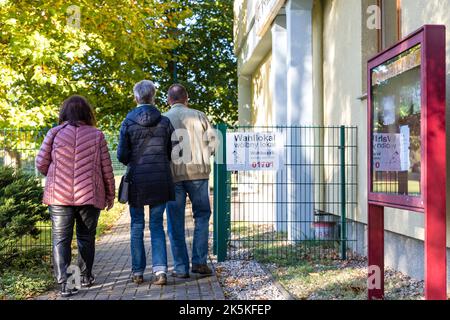 Cottbus, Allemagne. 09th octobre 2022. Les gens arrivent à un bureau de vote dans le district de Kiekebusch à Cottbus lors de l'élection du maire au second tour. Lors de l'élection principale dans la deuxième plus grande ville de Brandebourg, le candidat du SPD Schick a remporté 31,8 pour cent des voix le 11 septembre, tandis que le candidat de l'AfD Schieske a reçu 26,4 pour cent. Credit: Frank Hammerschmidt/dpa/Alay Live News Banque D'Images