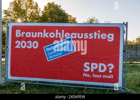 Cottbus, Allemagne. 09th octobre 2022. Le parti du candidat de l'AfD au poste de maire de Cottbus, Schieske, a mis à jour ses affiches électorales dans la nuit du dimanche des élections. Lors de l'élection principale dans la deuxième plus grande ville de Brandebourg sur 11 septembre, le candidat du SPD Schick a remporté 31,8 pour cent des voix, tandis que le candidat de l'AfD Schieske a reçu 26,4 pour cent. Credit: Frank Hammerschmidt/dpa/Alay Live News Banque D'Images