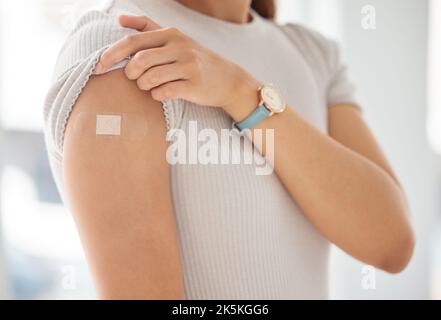 Covid, vaccin et femme avec plâtre sur le bras, dose médicale d'injection d'épaule et bandage d'immunisation. L'immunité au virus Corona, la guérison du système immunitaire ou Banque D'Images