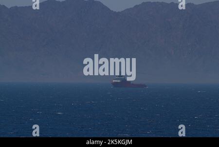 Vue sur un remorqueur en cours de mer par temps calme Banque D'Images