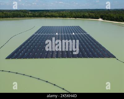 Plus grande ferme de panneaux solaires flottants en Allemagne Banque D'Images