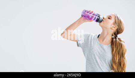fitness hydratation sport bannière fille eau potable Banque D'Images