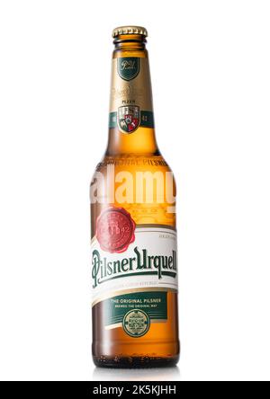 LONDRES, Royaume-Uni - 06 JUILLET 2022 : bouteille de bière blonde Pilsner Urquell tchèque premium sur blanc . Banque D'Images