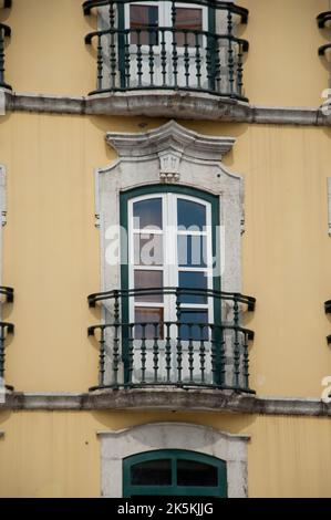 Maison traditionnelle carrelée avec balcon, Alfama, Lisbonne, Portugal Banque D'Images