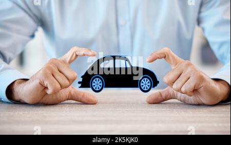 Homme avec la voiture modèle entre les mains, promouvoir les affaires d'assurance ou de financement de véhicule à la table au bureau. Homme d'affaires montrer jouet auto, pour annoncer la vente ou Banque D'Images