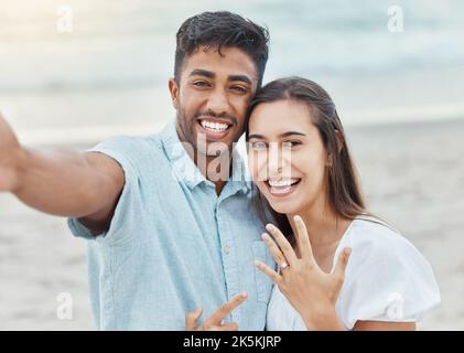 Couple selfie, proposition d'engagement ou anneau de mariage à la plage, bijoux ou annonce engagée. Roman visage portrait, amour et engagement de l'homme Banque D'Images