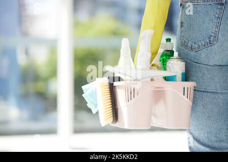 Personne avec panier de produit pour le nettoyage, à la maison ou en chambre travaillant pour la compagnie d'hygiène. Travailleur avec brosse, spray et nettoyant chimique en main, pour Banque D'Images