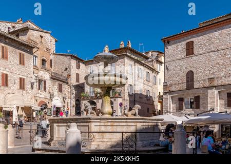 L'ancienne fontaine des trois lions, Piazza del Comune Square, Assise, Pérouse, Italie Banque D'Images