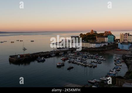 Vue sur le port de Tenby au coucher du soleil, Tenby dans l'ouest du pays de Galles Banque D'Images