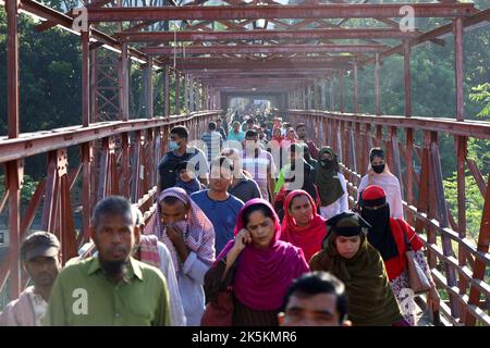 Dhaka, Dhaka, Bangladesh. 9th octobre 2022. Avant 8 heures du matin, foule avec des gens qui vont travailler à la gare de Dhaka Kamalapur à pied au-dessus du pont. (Credit image: © Syed Mahabubul Kader/ZUMA Press Wire) Banque D'Images