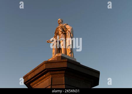 La statue du Mémorial du Prince Albert baignait dans la lumière de la fin de l'après-midi, sur Castle Hill à Tenby, dans l'ouest du pays de Galles. Banque D'Images