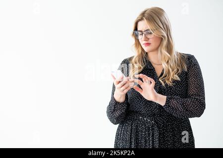 réseaux sociaux anxiété femme obèse téléphone Banque D'Images