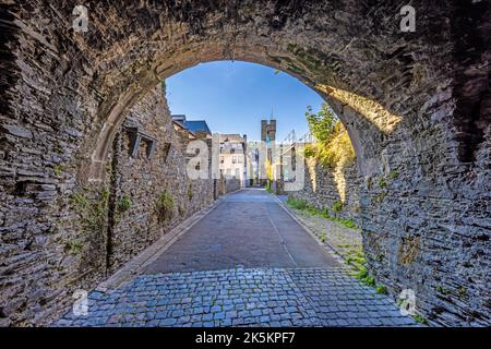 Vue le long du mur historique de la ville d'Oberwesel sur le Rhin pendant la journée en été Banque D'Images