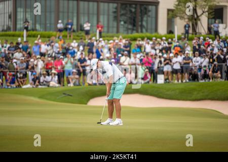 BANGKOK, THAÏLANDE - OCTOBRE 9 : Richard Bland, d'Angleterre, au trou 18, lors de la troisième et dernière partie du golf de LIV, BANGKOK SUR INVITATION au parcours de golf de Stonehill sur 9 octobre 2022 à Bangkok, THAÏLANDE (photo de Peter van der Klooster/Alamy Live News) Banque D'Images