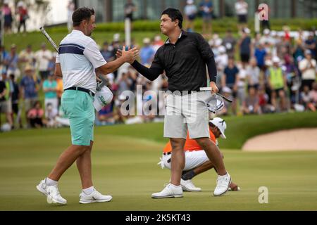 BANGKOK, THAÏLANDE - 9 OCTOBRE : Richard Bland d'Angleterre et Sihwan Kim des États-Unis d'Amérique sur le dernier trou lors de la troisième et dernière ronde au LIV GOLF INVITATIONAL BANGKOK au Stonehill Golf course sur 9 octobre 2022 à Bangkok, THAÏLANDE (photo par Peter van der Klooster/Alay Live News) Banque D'Images