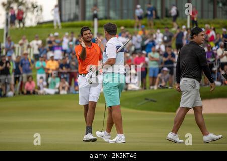 BANGKOK, THAÏLANDE - 9 OCTOBRE : Richard Bland, d'Angleterre, félicite Eugenio Lopez-Chacarra, d'Espagne, pour sa victoire au trou 18 lors de la troisième et dernière manche au LIV GOLF INVITATIONAL BANGKOK au Stonehill Golf course on 9 octobre 2022 à Bangkok, THAÏLANDE (photo de Peter van der Klooster/Alay Live News) Banque D'Images