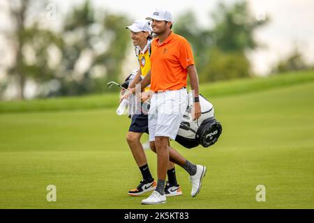 BANGKOK, THAÏLANDE - OCTOBRE 9 : Eugenio Lopez-Chacarra d'Espagne avec son caddie Adolfo Juan Luna au trou 18 au cours de la troisième et dernière partie au golf LIV INVITATIONAL BANGKOK au terrain de golf Stonehill sur 9 octobre 2022 à Bangkok, THAÏLANDE (photo de Peter van der Klooster/Alay Live News) Banque D'Images