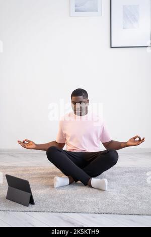 cours de yoga curieux homme noir en ligne nouveau Banque D'Images