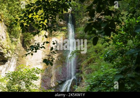 Vue sur la cascade de Makhuntseti, Adjara, Géorgie. Banque D'Images