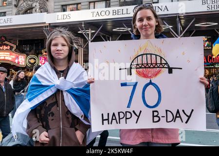 New York, États-Unis. 08th octobre 2022. Les manifestants se rassemblent sur l'agression russe contre l'Ukraine à Times Square. Certains manifestants tenaient des affiches faisant l'éloge de l'explosion sur le pont de Crimée. (Photo de Lev Radin/Pacific Press) crédit: Pacific Press Media production Corp./Alay Live News Banque D'Images