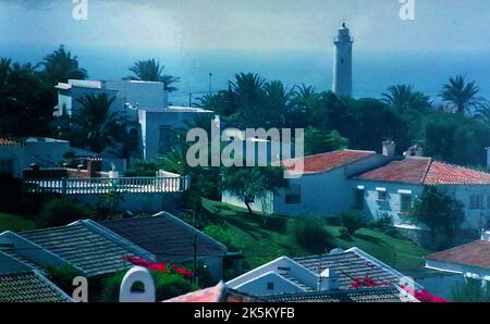 Une photo d'El Faro (Costa del sol, Espagne) et de son phare comme il l'était en 1993. Il y a eu un phare à ou près de ce point de l'époque antique quand les Phéniciens , les Romains , les Byzantins , les Visigoths et les musulmans ont visité ou installé dans la région. ---- El Faro (Costa del sol, España) y su faro tal y como era en 1993. Ha habido un faro en o cerca de este punto desde la antigüedad cuando los fenicios, romanos, bizantinos, visigodos y musulmanes visitaron o se establecieron en la zona. Banque D'Images