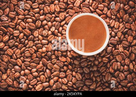 Tasse de café turc sur grains de café rôtis. Vue de dessus avec gros plan. Banque D'Images