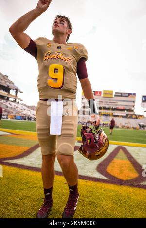 Le quarterback de l'État d'Arizona Paul Tyson (9) prie avant de quitter le terrain avant un match de football universitaire de la NCAA contre les Huskies de Washington à Tempe, Banque D'Images