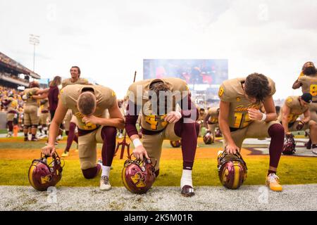 Le kicker d'État d'Arizona carter Brown (3), le vivaneau long John Freeman (43) et le dos défensif Connor Lewis (19) prient avant un match de football universitaire de la NCAA Banque D'Images